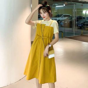 Váy liền thân vàng dáng yếm